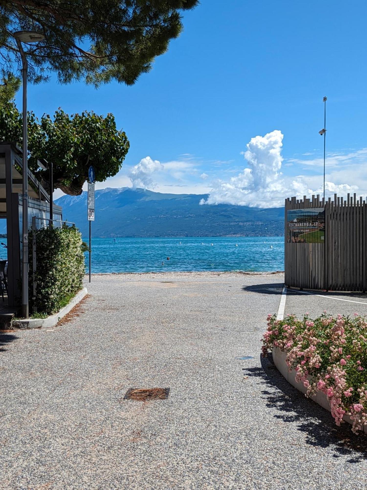 La Fenice Holiday Apartment Манерба-дель-Гарда Номер фото